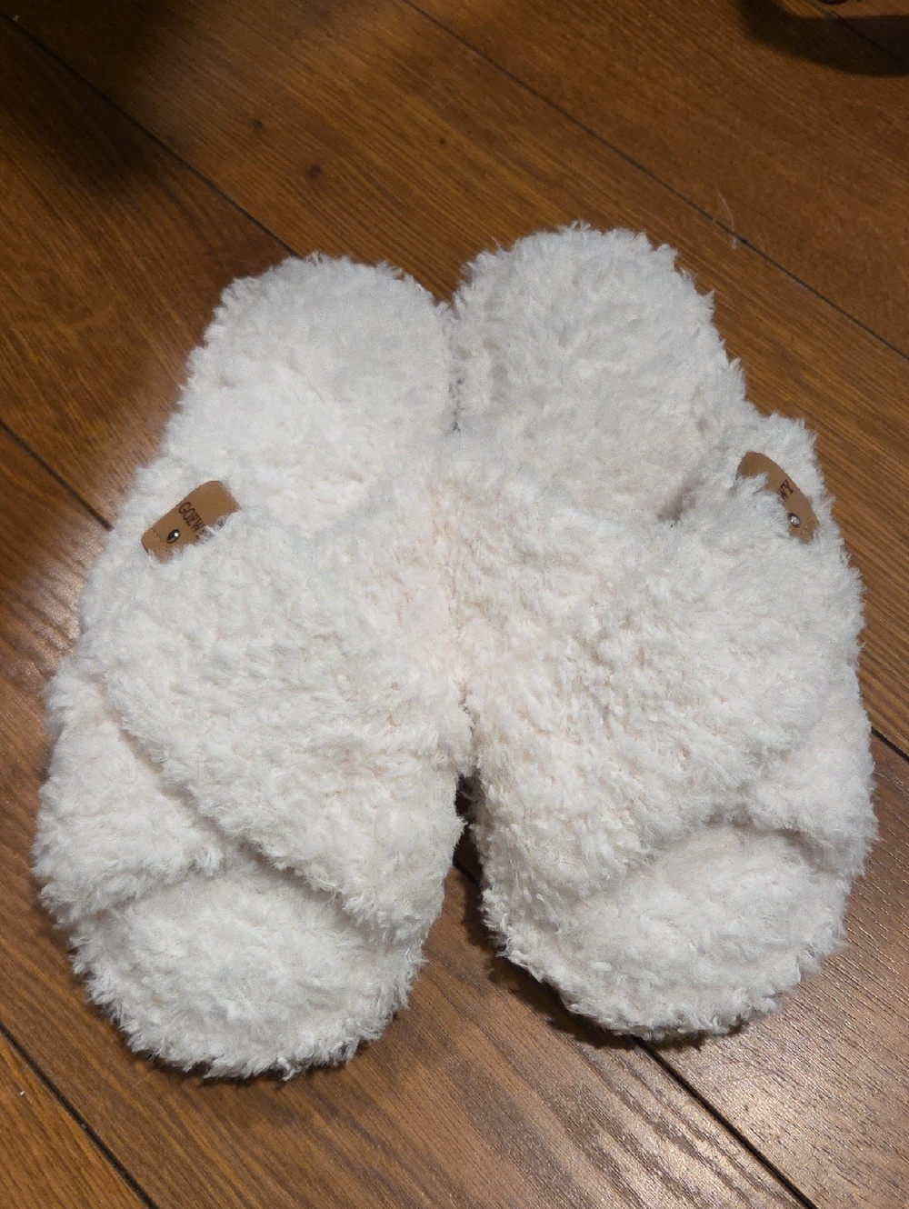 Cozy Women's White Fuzzy Slippers - Plush Comfort